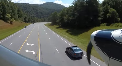 The plane made an emergency landing on a winding highway with heavy traffic (video)