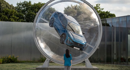 La nouvelle Peugeot 408 a été placée dans une sphère tournante au nom de l'art