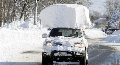 Шторм скрыл машины канадцев под двухметровым слоем снега (видео)