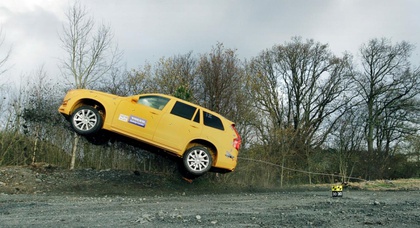 Volvo показала краш-тест имитирующий выезд с дороги (видео)