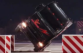 Каскадер встановив рекорд водіння вантажного автомобіля на боці в дуже вузькому коридорі