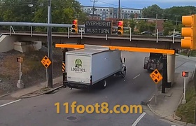 Видео: Мост срезал крышу грузовика, а водитель даже не обратил внимания
