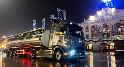 Mercedes-Benz eActros 600 voorziet Oktoberfest München van ongeveer 82.000 liter bier en verse krakelingen