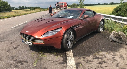 Aston Martin DB11 попал в ДТП на трассе Днепр – Харьков. Автомобиль оставили у обочины с запиской