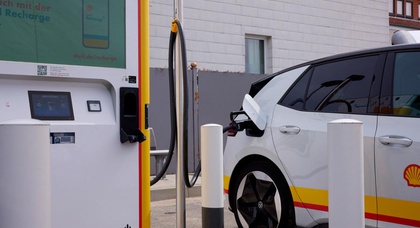 Shell and Volkswagen open the first Flexpole charging station in Germany, featuring a unique battery storage system that allows connection to the low-voltage grid