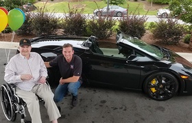 83-летнему американцу подарили поездку на Lamborghini Gallardo 