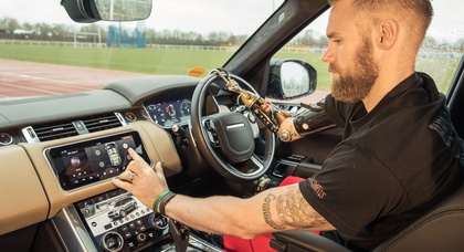 Jaguar Land Rover разработала систему автоматического открытия дверей 