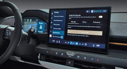 Новий інформаційно-розважальний комплекс Lexus ES працює як планшет і дозволяє обрати голос асистента