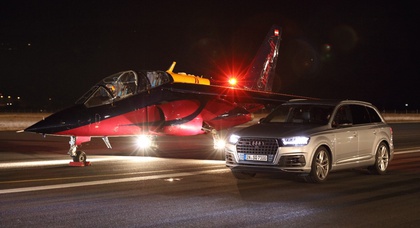 Audi SQ7 бросил вызов реактивному штурмовику