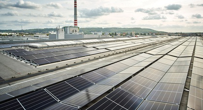 Die neuen Photovoltaik-Dachanlagen von Škoda auf den Produktionsgebäuden erzeugen jährlich über 2 GWh emissionsfreien Strom