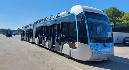 Der erste 24-Meter-Elektrobus des Konsortiums Van Hool - Kiepe Electric - Alstom wurde auf der Straße getestet