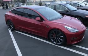  Житель Германии заказал 27 одинаковых Tesla Model 3 