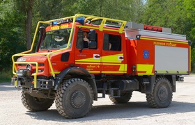 Mercedes enthüllt Unimog-Feuerwehrfahrzeuge und Krankenwagen für die FIREmobil-Veranstaltung 2023
