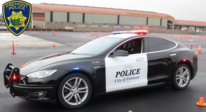  Полицейская Tesla остановилась во время погони 