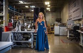Einzigartiges Kleid aus Autopolstern, das auf dem Wohltätigkeitsball der Detroit Auto Show debütiert