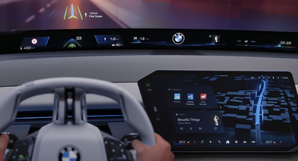 BMW heeft een concept onthuld voor een nieuw interieur met een display over de hele breedte van de voorruit en de volgende generatie iDrive