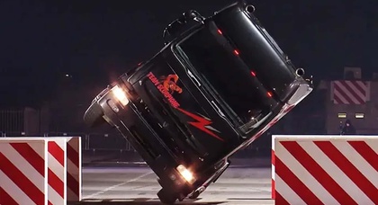 Stuntman bricht Guinness-Rekord, indem er einen Lastwagen auf den Seitenrädern durch eine enge Lücke fährt