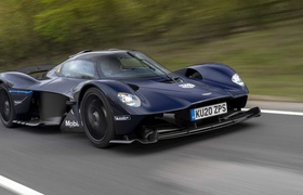Aston Martin Valkyrie впервые выехал на дороги общего пользования