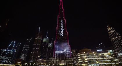 Небоскреб Бурдж-Халифа в Дубае превратился в рекламный щит Porsche Taycan