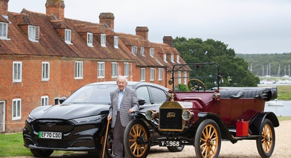 101-летний британец, учившийся вождению на Ford Model T, проехался на Mustang Mach-E