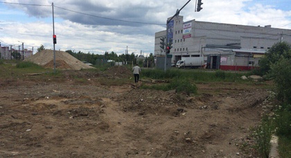 В Ярославле установили и включили светофор посреди пустыря