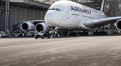 Porsche Cayenne отбуксировал Airbus A380 (видео)
