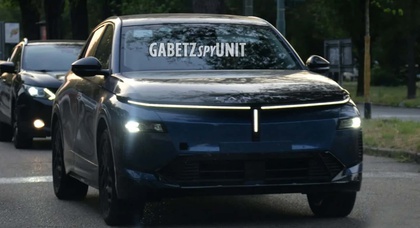 Нову Lancia Gamma помітили без камуфляжу під час дорожніх випробувань