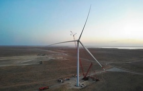 ACWA Power installiert die größte Windturbine in Zentralasien für das 500-MW-Windparkprojekt Bash