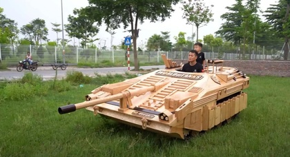 Vater baut schwedischen Panzer aus Holz nach dem Vorbild des Videospiels World of Tanks
