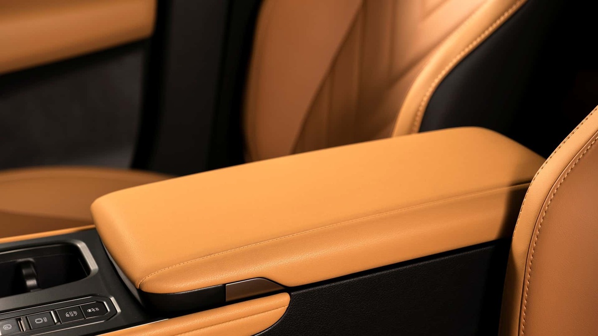 Center console armrest detail