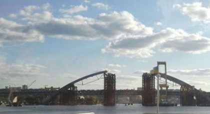 Мост на Троещину не откроют в 2012 году