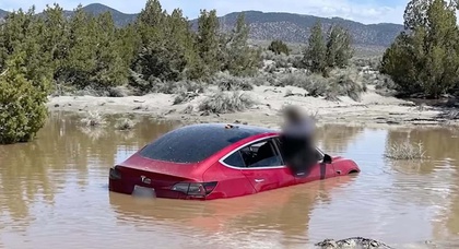 La Tesla Model 3 plonge dans une inondation alors qu'elle roule en autopilote