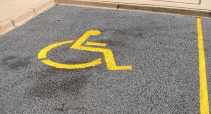 Закон об увеличении штрафа за парковку на местах для инвалидов вступил в силу