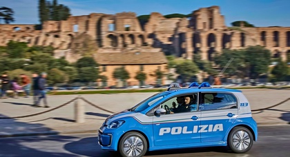 Полиция в Риме начала использовать электромобили VW e-up!