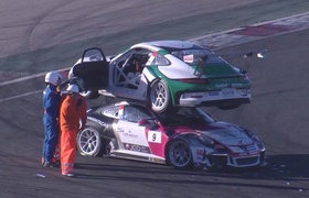 Гоночный Porsche припарковался на крыше соперника (видео)