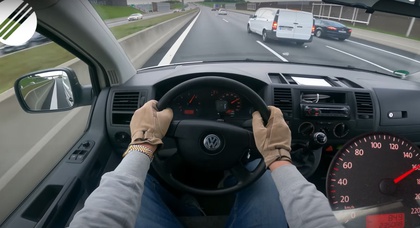 Видео: Volkswagen T5 Transporter 1.9 TDI  разогнали до максималки на автобане