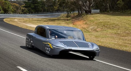 Une voiture électrique à énergie solaire parcourt 1000 km avec une seule charge