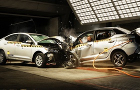 Найдешевші седани Hyundai зіштовхнули у краш-тесті, щоб показати суттєві відмінності безпеки