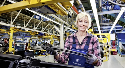 Mercedes-Benz заменит роботов людьми на конвейере
