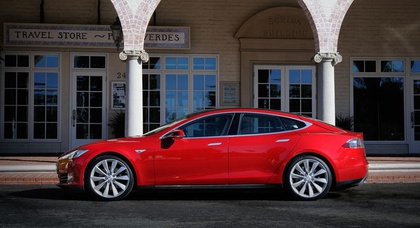 Владелец Tesla Model S пожаловался на внезапное ускорение
