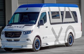 West Coast Customs baut eine mobile Videospiel-Lounge für Sony in einem Mercedes-Benz Sprinter Van