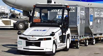 Toyota hat einen Gepäckschlepper mit Autopilot für japanische Flughäfen entwickelt