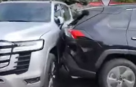 Новые Toyota и Lexus не доехали целыми до автосалона в Молдове