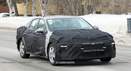 2024 Hyundai Sonata mit Allradantrieb und neuem Breitbild-Display, wie Spionagefotos enthüllen