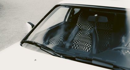 Porsche hat die Produktion von klassischen Stoffen für Automobileinrichtungen wieder aufgenommen