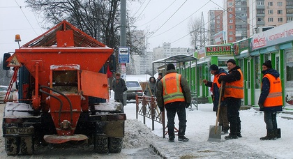 Киевские дорожники объяснили, почему их нет на улицах города 