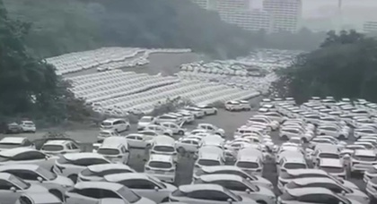 Des images choquantes prises par un drone révèlent l'existence d'un cimetière de véhicules électriques abandonnés en Chine : Des milliers de voitures laissées à l'abandon dans de vastes champs