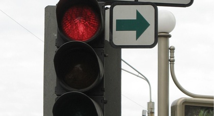 Новый законопроект разрешит поворот на «красный» без зелёной стрелки