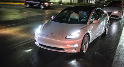 Tesla відкликає понад 20 000 автомобілів через занадто яскраві фари