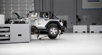 Новый Jeep Wrangler опрокинулся во время краш-тестов IIHS